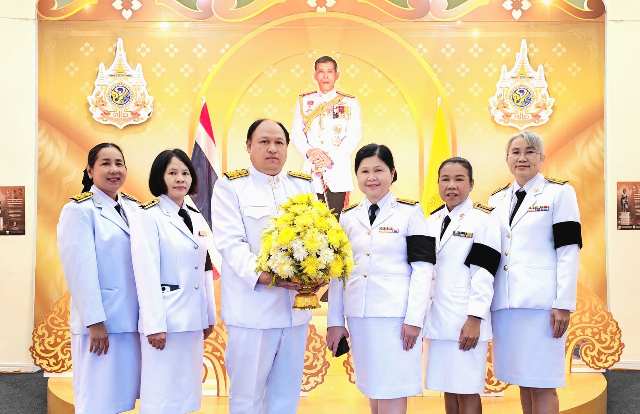 คณะเจ้าหน้าที่ข้าราชการโรงพยาบาลมะเร็งลำปางร่วมพิธีวางพวงพานพุ่มดอกไม้สดถวายราชสักการะ น้อมรำลึกในพระมหากรุณาธิคุณพระบาทสมเด็จพระบรมชนกาธิเบศร มหาภูมิ...