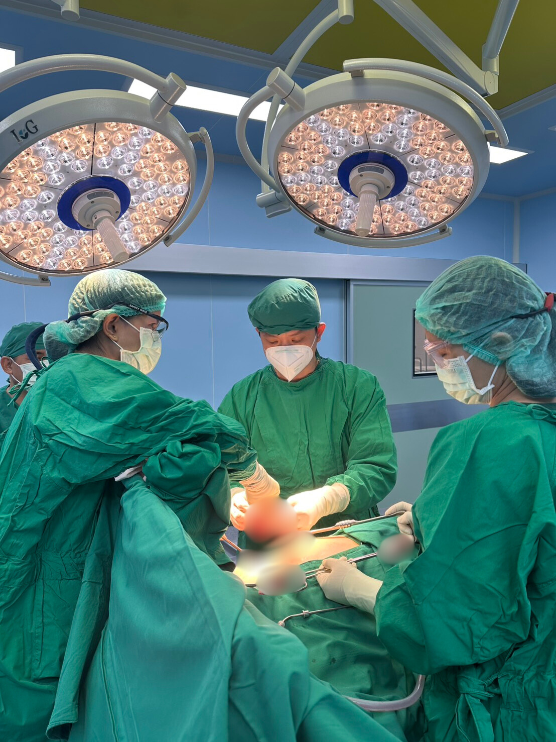 นายแพทย์รวินท์ อิงศิโรรัตน์ ผู้อำนวยการโรงพยาบาลมะเร็งลำปาง ร่วมเป็นวิทยากร โครงการสอนและสาธิต (Coaching) การผ่าตัดเต้านมแบบสงวนเต้านม (Breast Conserv...