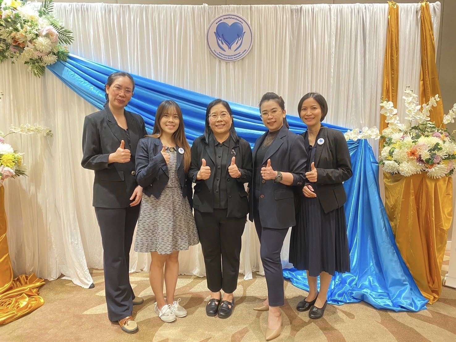 นำเสนอผลงานวิชาการแบบโปสเตอร์ (Poster Presentation) ประเภทผลงานวิจัย เรื่อง ผลการใช้มัจฉาบำบัดต่อความเครียด ในผู้ป่วยมะเร็งและผู้ดูแล โรงพยาบาลมะเร็งล...