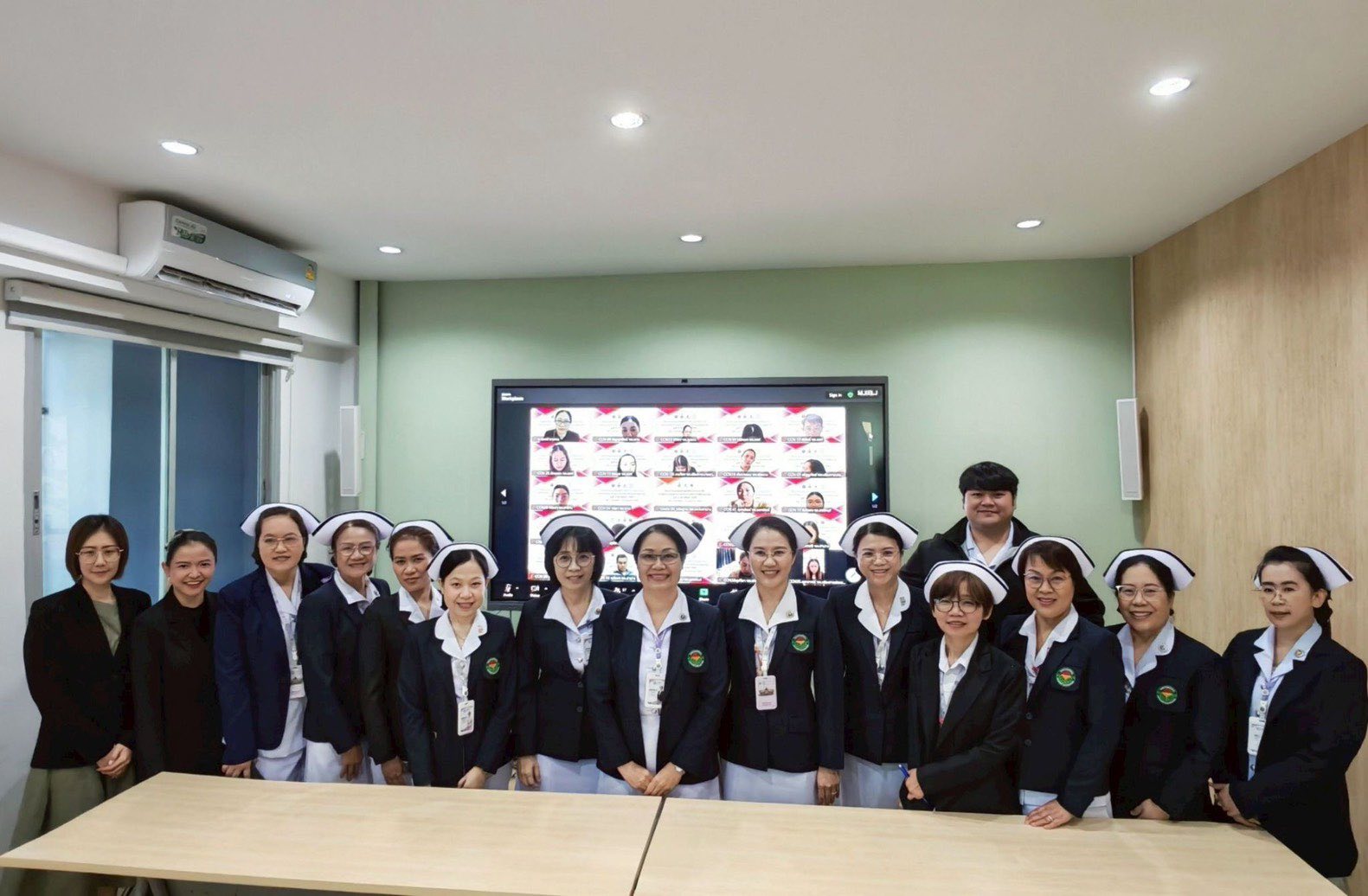 พิธีเปิดและกล่าวต้อนรับผู้เข้าอบรมหลักสูตรการพยาบาลเฉพาะทาง สาขาการพยาบาลผู้ป่วยมะเร็ง (หลักสูตร 4 เดือน) รุ่นที่ 6  ผ่านระบบออนไลน์