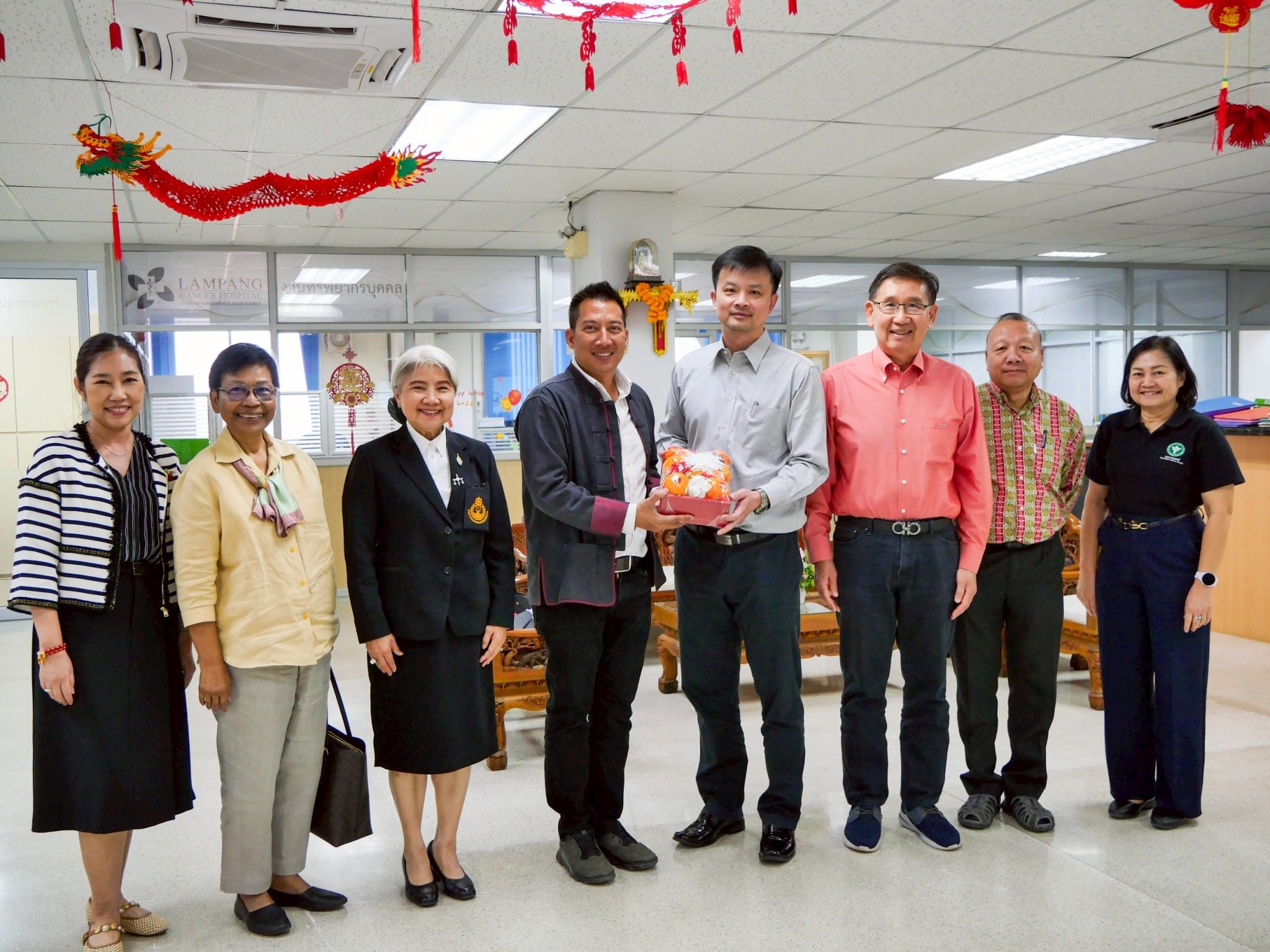 หารือแนวทางในการดำเนินงานของมูลนิธิฯ และวางแผนการจัดกิจกรรมของมูลนิธิฯ โดยมีคณะกรรมการมูลนิธิศูนย์มะเร็งลำปางและที่ปรึกษาเข้าร่วมประชุมจำนวน 13 ท่าน