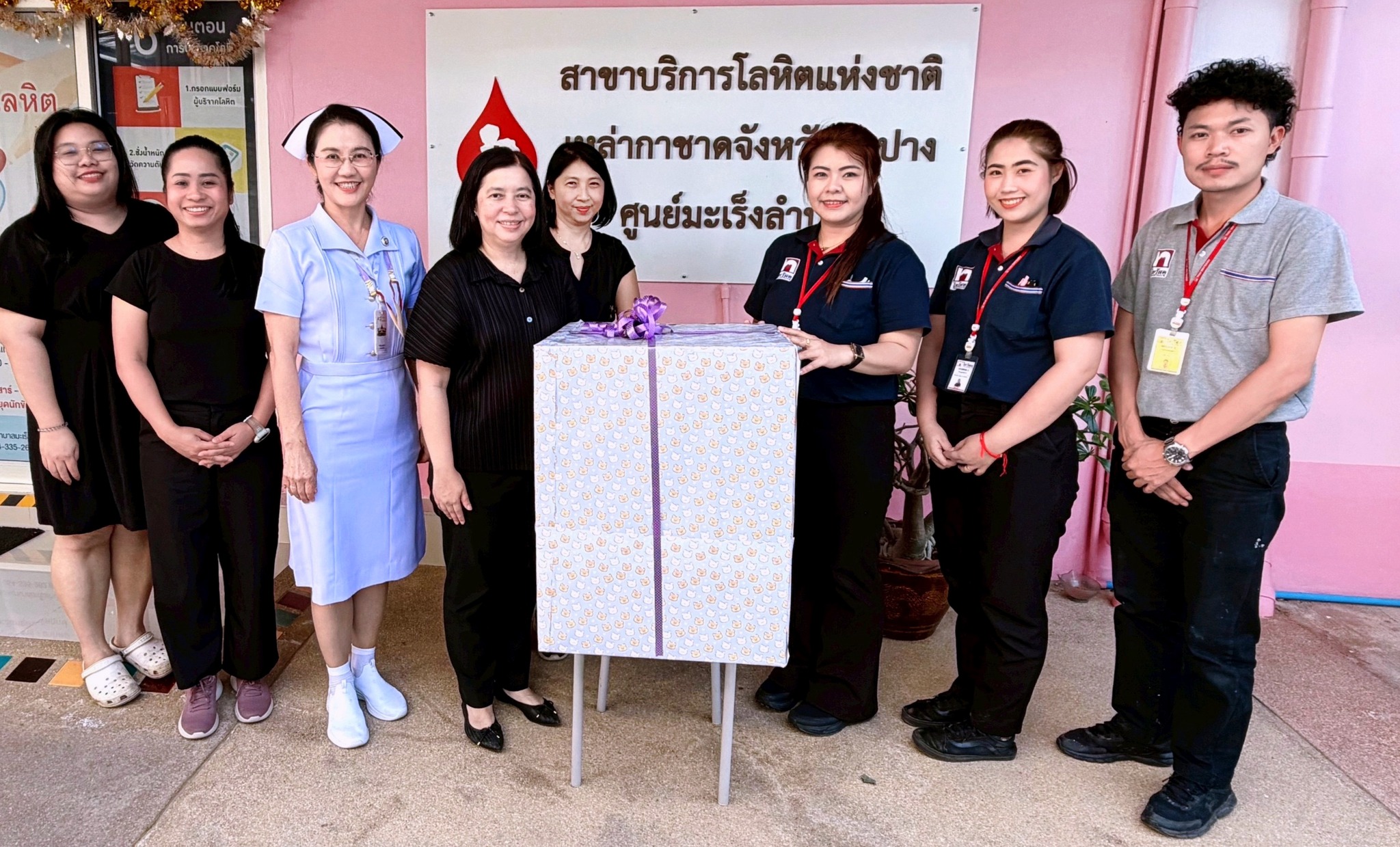 ตัวแทนฝ่ายขายจากบริษัทซีอาร์ซีไทวัสดุ จำกัด สาขาลำปาง เพื่อนำไปใช้ประโยชน์ในกิจกรรมการรับบริจาคโลหิต พร้อมกันนี้ทางโรงพยาบาลมะเร็งลำปาง ได้มอบของที่ระ...