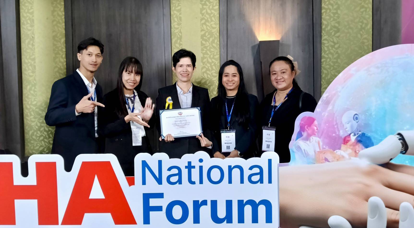 แพทย์หญิงพิชานัน โพธิสุนทร นายแพทย์เชี่ยวชาญ หัวหน้ากลุ่มงานเวชศาสตร์นิวเคลียร์ พร้อมด้วยบุคลากรโรงพยาบาลมะเร็งลำปางเข้าร่วมพิธีมอบประกาศนียบัตรการรับ...