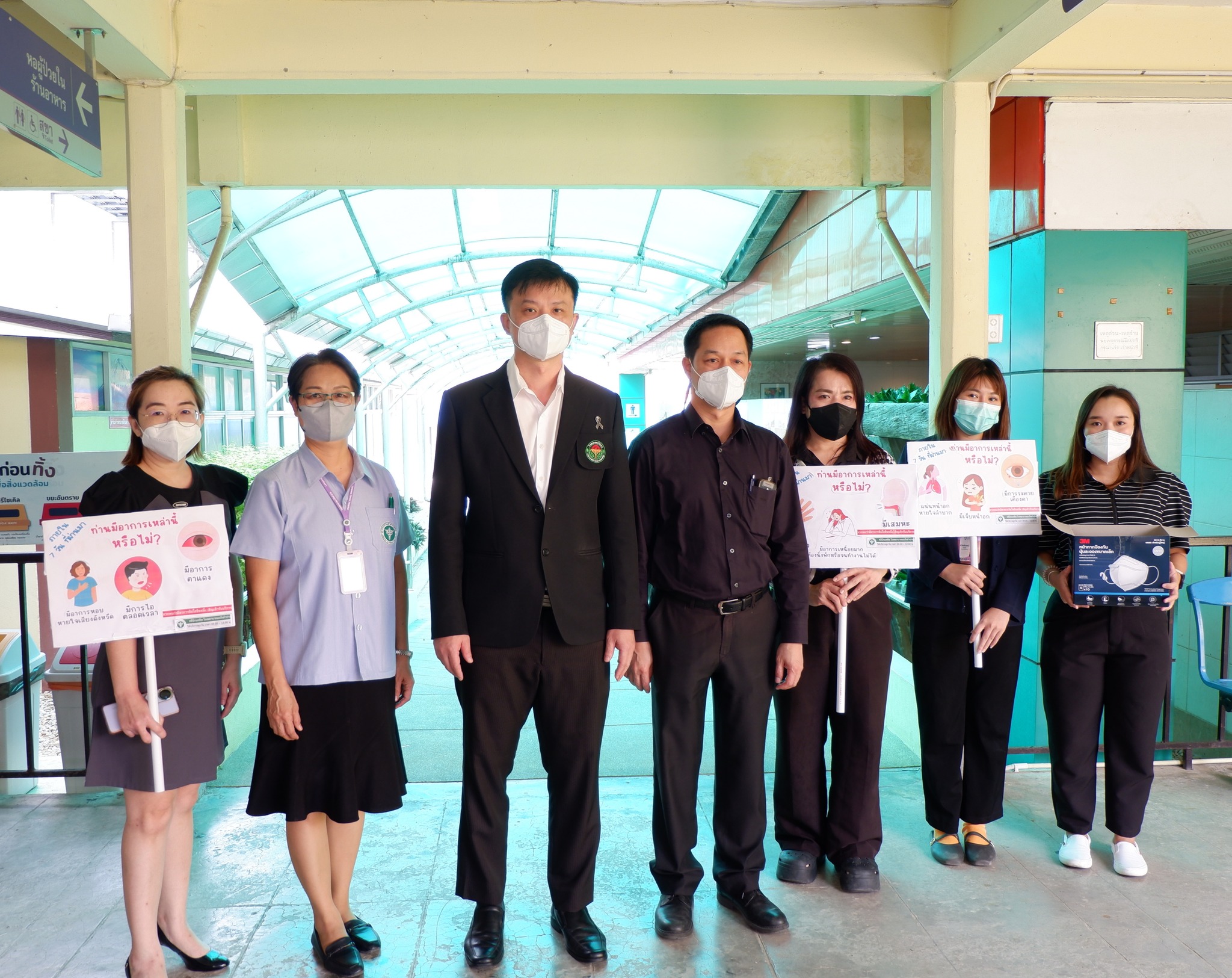 โรงพยาบาลมะเร็งลำปาง นำโดยนายแพทย์รวินท์ อิงศิโรรัตน์ ผู้อำนวยการโรงพยาบาลมะเร็งลำปาง   รองผู้อำนวยการ และเจ้าหน้าที่ ลงแจกหน้ากากอนามัยให้กับผู้รับบร...