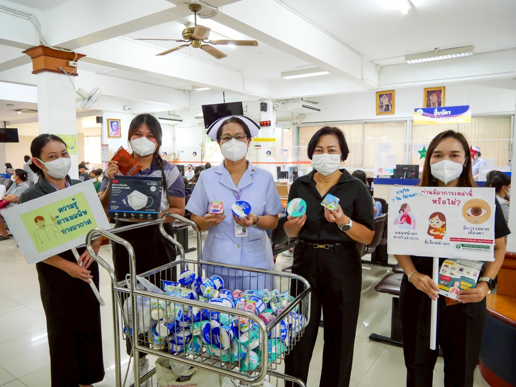 โรงพยาบาลมะเร็งลำปาง นำโดยนางสุรีย์รัตน์ พวงสายใจ รองผู้อำนวยการด้านการพยาบาล นางนรานันท์ ธาราวรรษ รองผู้อำนวยการด้านอำนวยการ และเจ้าหน้าที่ ลงแจกหน้า...