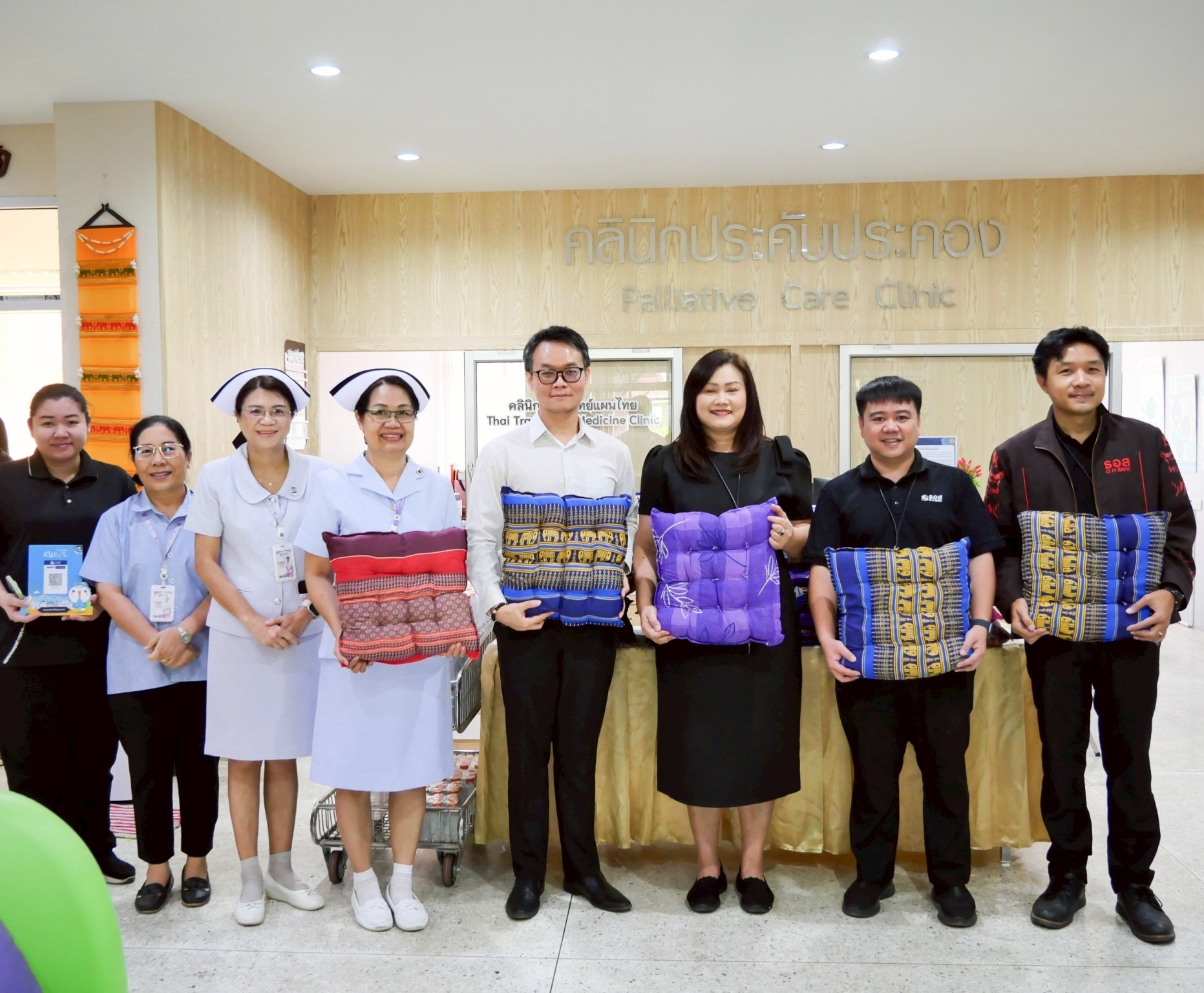 ธนาคารอาคารสงเคราะห์ สาขาลำปาง (ธอส.) ได้บริจาคน้ำดื่มและเบาะรองนั่ง เพื่อนำมาช่วยเหลือผู้ป่วยโรคมะเร็งระหว่างการรักษา โดยมีนายแพทย์พิพัฒน์ คูประเสริฐ...