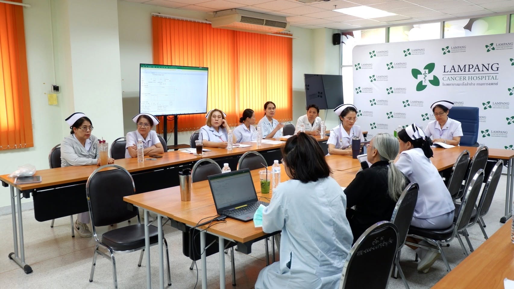 นางสุรีย์รัตน์ พวงสายใจ รองผู้อำนวยการด้านการพยาบาล โรงพยาบาลมะเร็งลำปาง กล่าวต้อนรับบุคลากรพยาบาล ในการอบรมเชิงปฏิบัติการ เรื่อง มาตรฐานและการประเมิน...