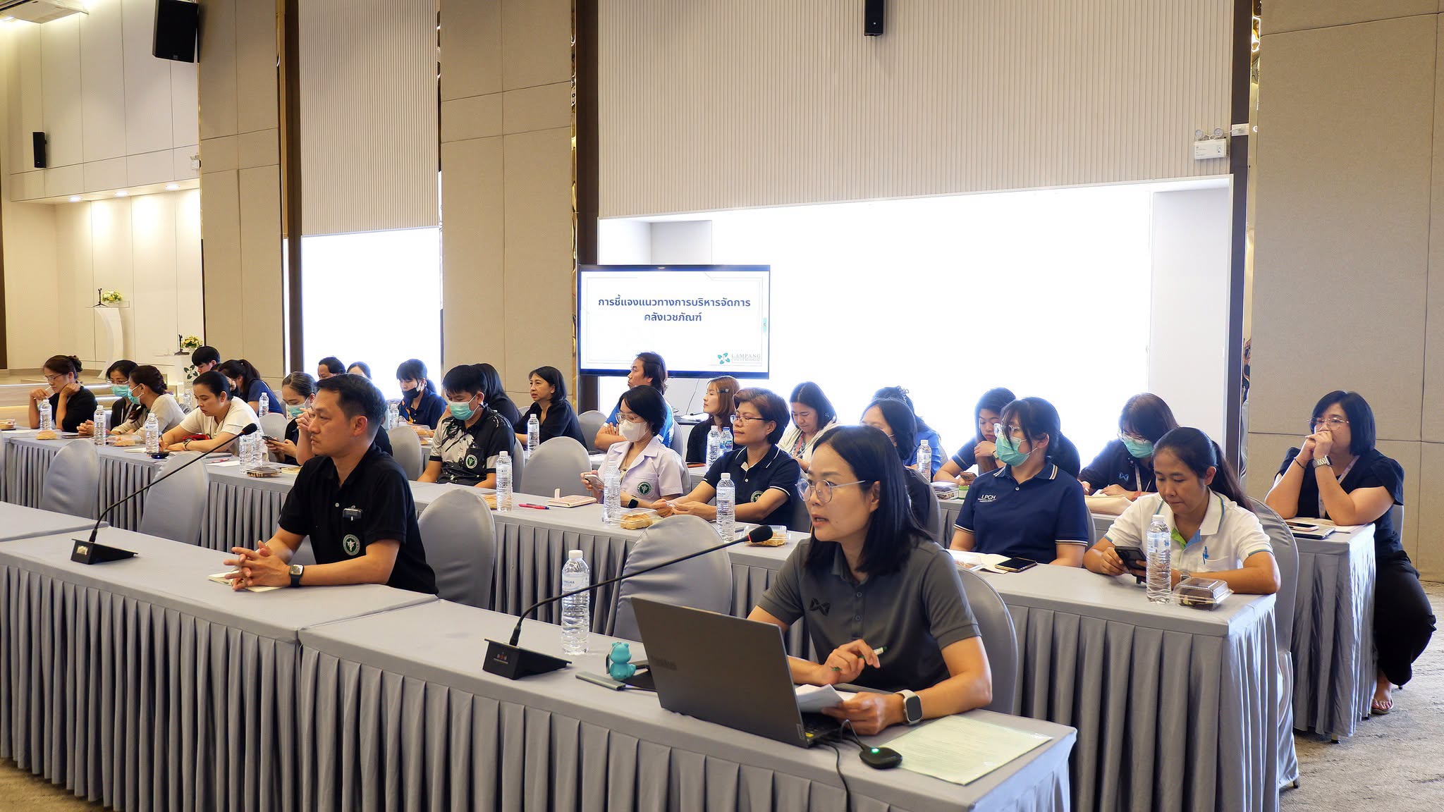 การประชุมแลกเปลี่ยนเรียนรู้ เรื่อง แนวทางการบริหารจัดการคลังเวชภัณฑ์ โดยมีวัตถุประสงค์เพื่อให้ทุกหน่วยงานภายในโรงพยาบาลมะเร็งลำปาง มีความเข้าใจเรื่องแ...